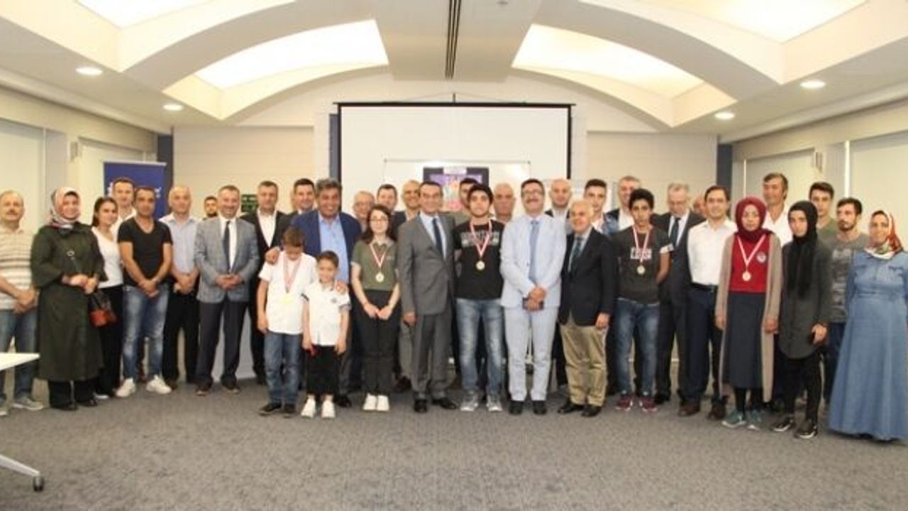 ÇOSB Resim ve Kompozisyon Yarışması’nda dereceye girenler ödüllerini aldı
