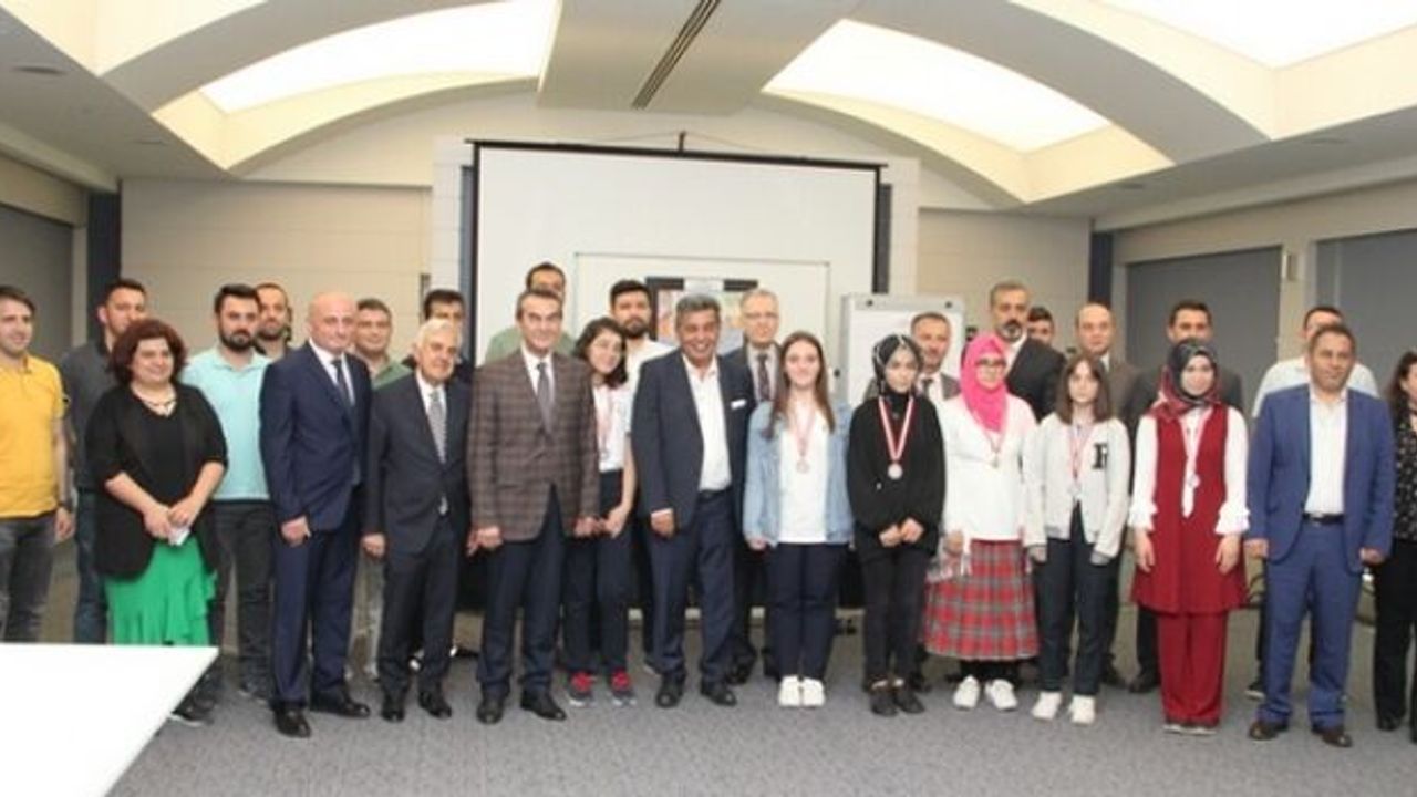 ÇOSB Resim ve Kompozisyon Yarışması’nda dereceye giren öğrenciler ödüllerini aldı
