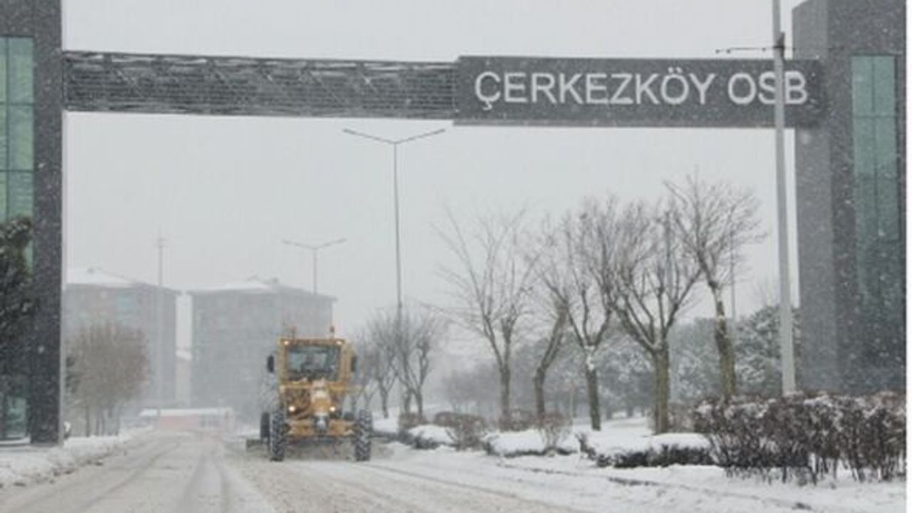 ÇOSB Müdürlüğü kar yağışında gece-gündüz yolları açık tutuyor