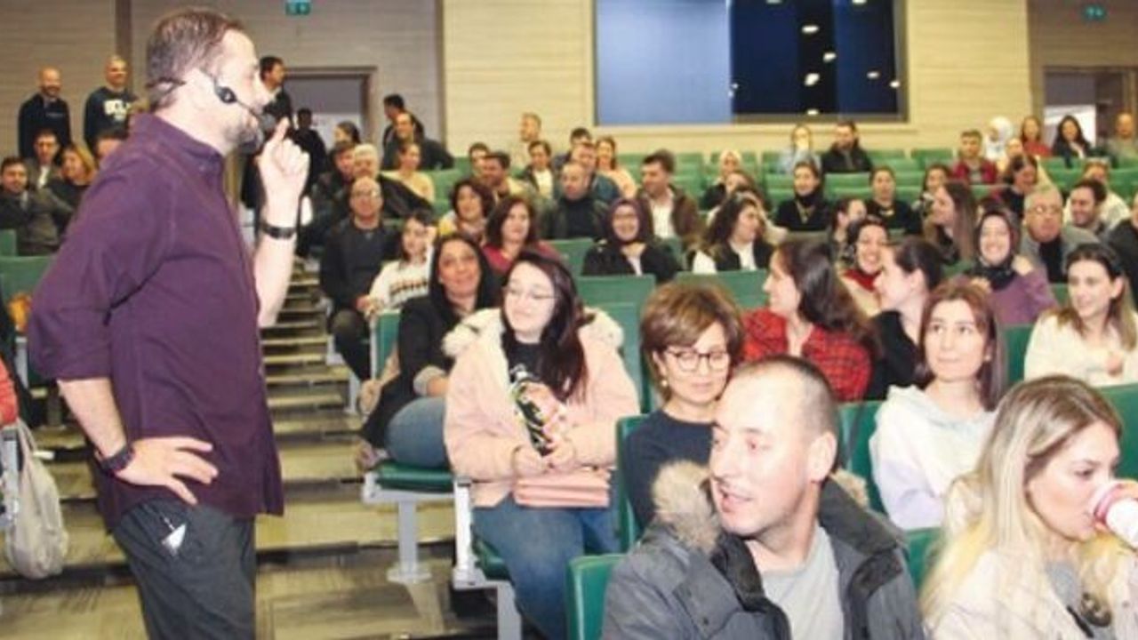 Eğitimci-Yazar Polat Doğru, ‘Etkili Anne-Baba’ seminerinde velilerle bir araya geldi