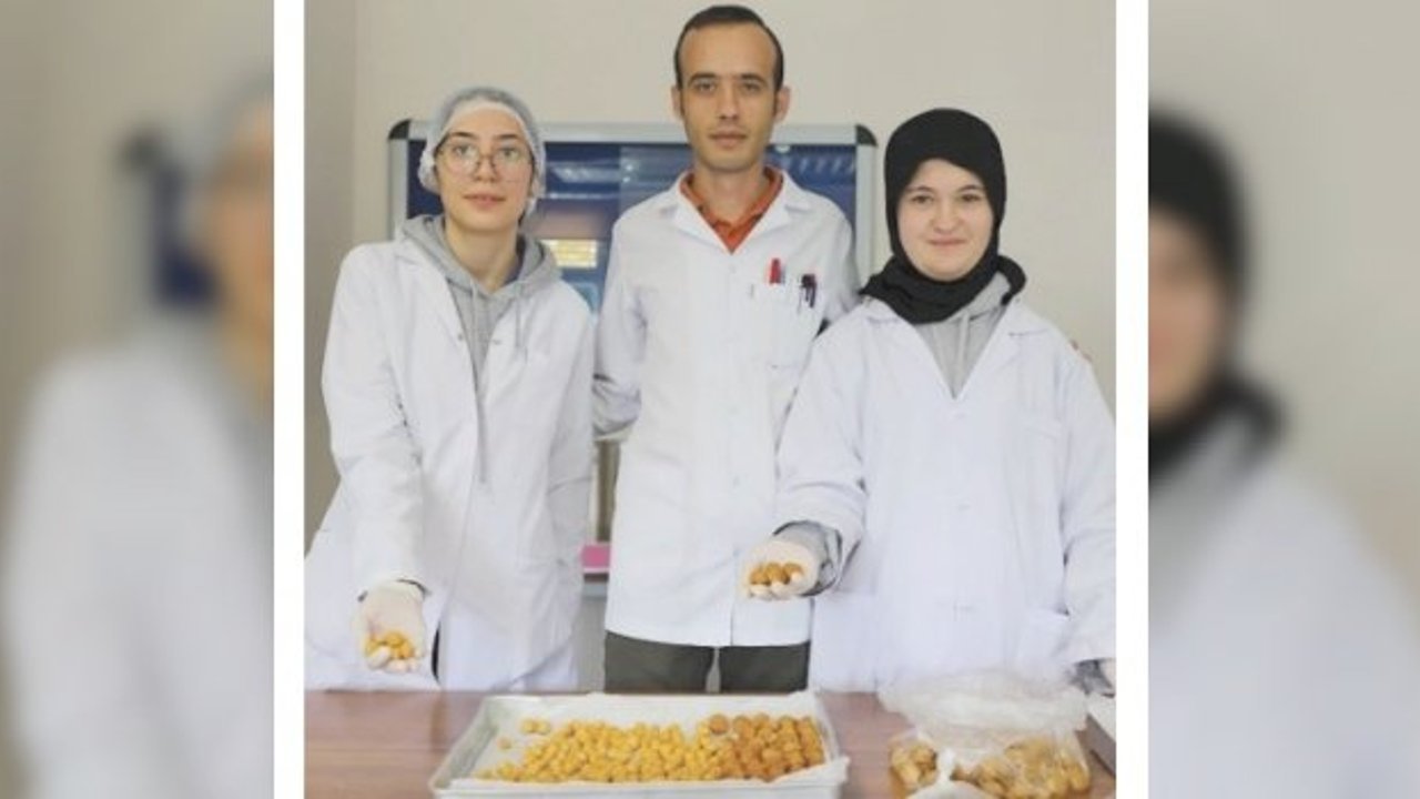 Özel ÇOSB Lisesinin duyarlı öğrencileri yemek atıklarıyla sokak hayvanlarına özel mama ürettiler