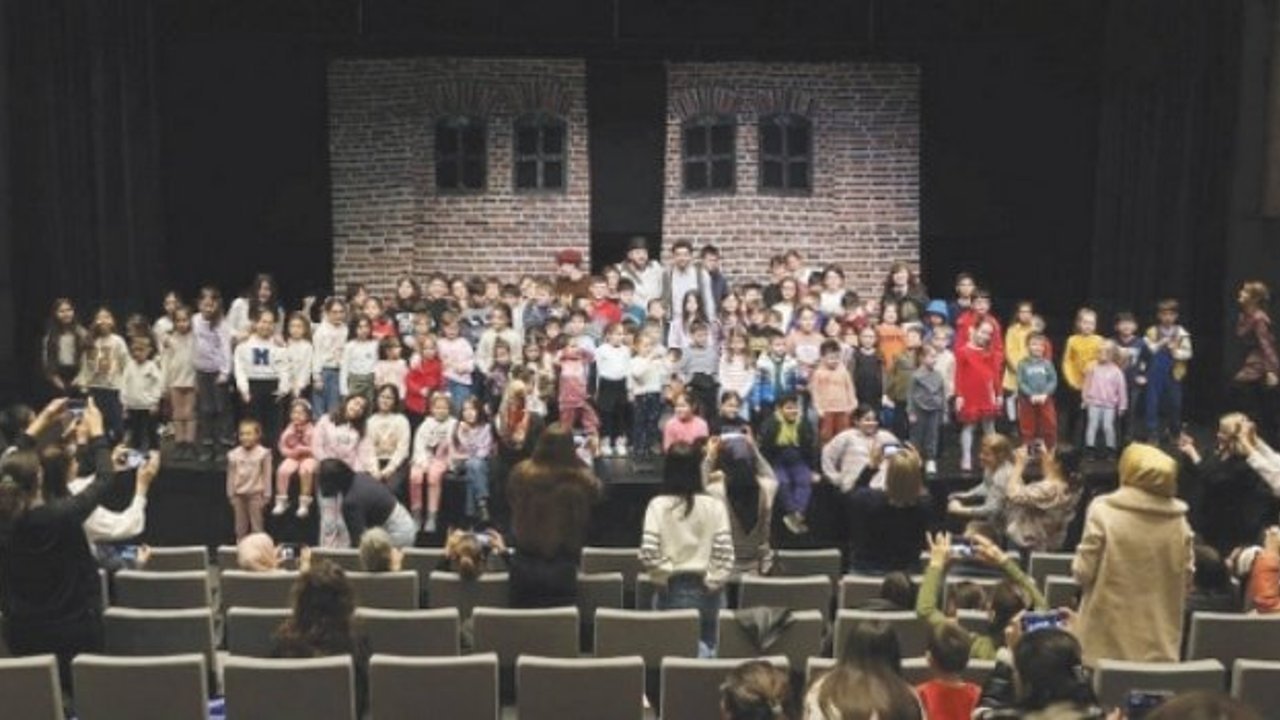 Oliver Twist ÇOSB'de Minik Kalpleri Isıttı