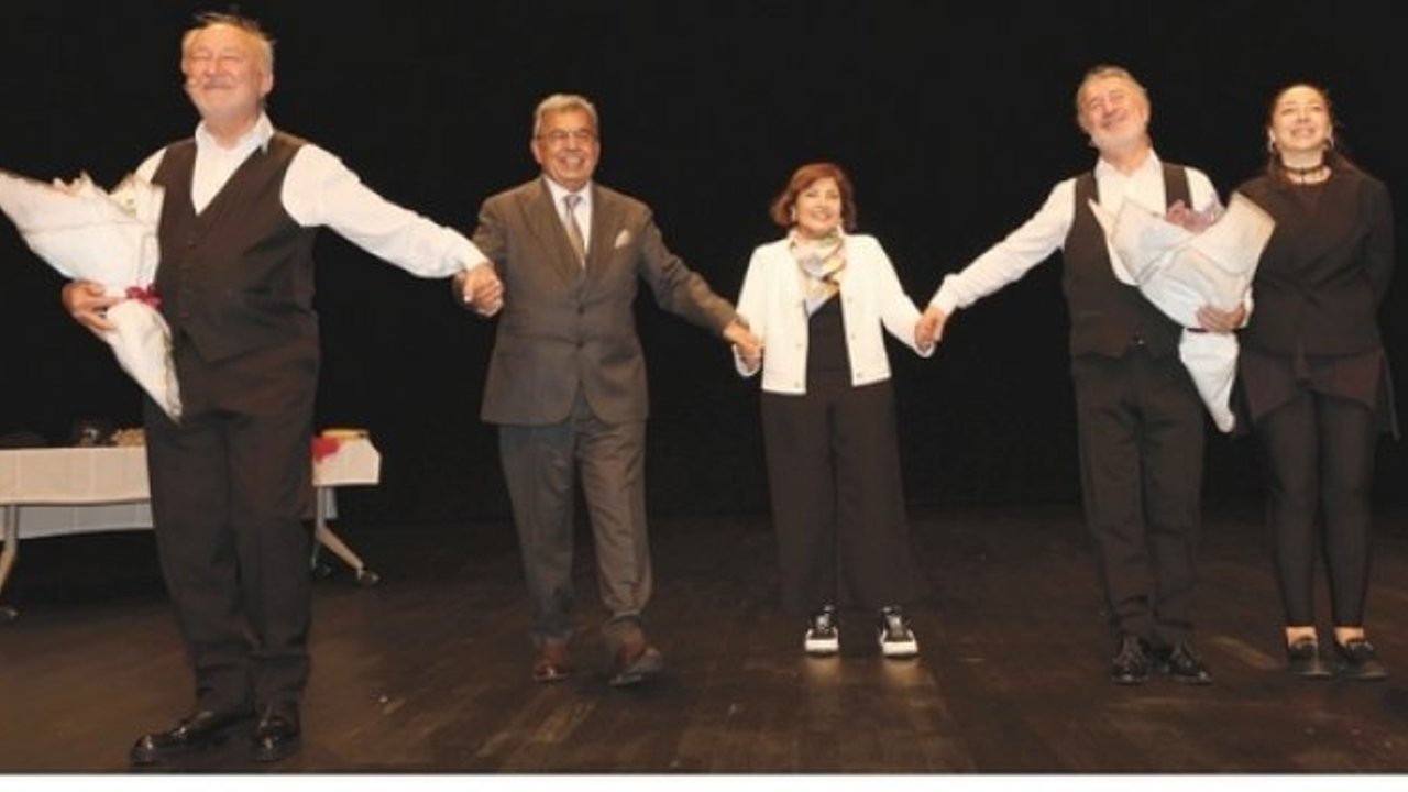 “Ortadaki Oyun” kahkaha dolu bir akşam yaşattı