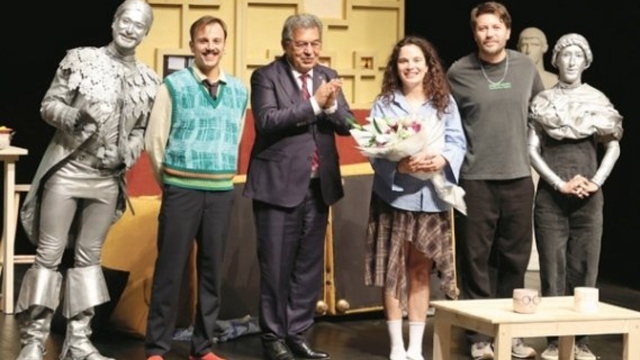 ÇOSB’de Sanat Rüzgarı: “Sil Baştan” Oyunu Büyük Beğeni Topladı